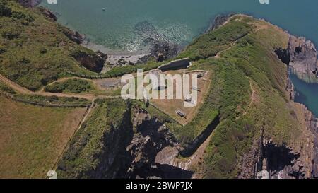 Luftaufnahme von Fishguard Fort in der Nähe von Lower Town Fishguard, Pembrokeshire Wales, Großbritannien Stockfoto