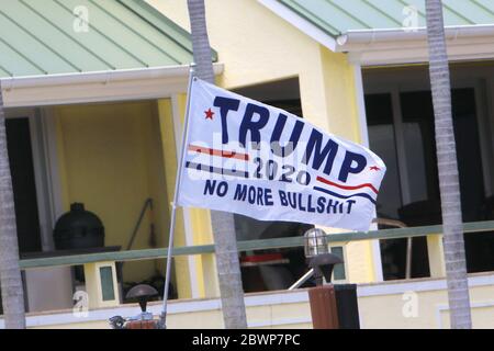 Marco Island, FL, 23. Mai 2020: „Trump. Kein Bullshit' Banner mehr fliegt auf einem Posten in einer Privatwohnung. Stockfoto