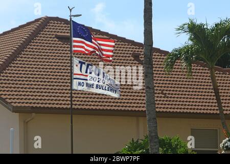 Marco Island, FL, 23. Mai 2020: „Trump. Kein Bullshit' Banner mehr fliegt auf einem Posten in einer Privatwohnung. Stockfoto