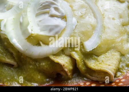 Traditionelle mexikanische grüne Enchiladas mit Käse Stockfoto