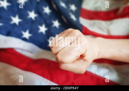 Weiße Faust auf US-Flagge Hintergrund - weißes Privileg Menschenrechte Konzept. Stockfoto