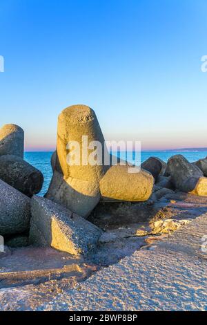 Bulgarien, Ikantalka: Betonelemente der Wellenbrecherstruktur im nördlichen Teil der bulgarischen Schwarzmeerküste. Stockfoto