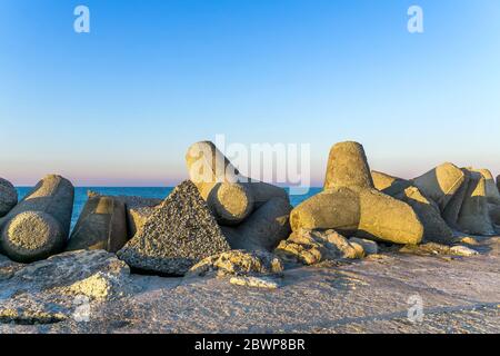 Bulgarien, Ikantalka: Betonelemente der Wellenbrecherstruktur im nördlichen Teil der bulgarischen Schwarzmeerküste. Stockfoto