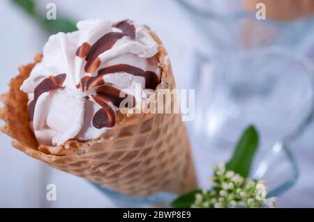 Schokoladeneis mit Waffelzapfen Stockfoto