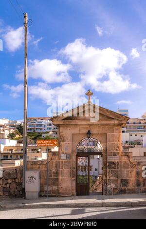 Eine Steintür führt hinunter zum unterirdischen Schrein, der unserer Lieben Frau von Grotte in Mellieha, Malta, gewidmet ist. Stockfoto