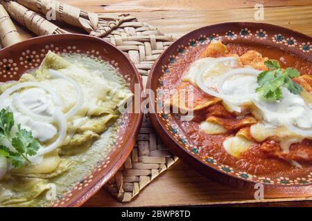 Traditionelle mexikanische rote und grüne Enchiladas Stockfoto