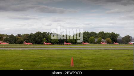 Red Arrow jets auf der Landebahn bei Biggin Hill Airshow Stockfoto