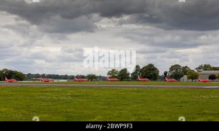 Red Arrow jets auf der Landebahn bei Biggin Hill Airshow Stockfoto