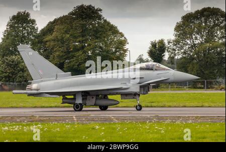 RAF Eurofighter Typhoon auf der Startbahn bei Biggin Hill Airshow Stockfoto