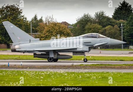 RAF Eurofighter Typhoon auf der Startbahn bei Biggin Hill Airshow Stockfoto