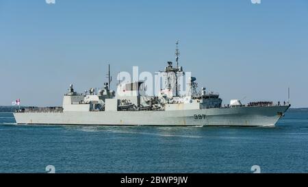 Das Kriegsschiff der Royal Canadian Navy HMCS Fredericton (FFH327), das am 2. Juni 2020 in Portsmouth, Großbritannien, eintrifft, um einen Höflichkeitsbesuch zu machen. Stockfoto