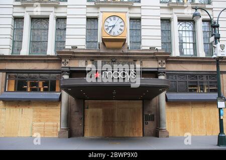 Der Eingang und die Fenster des Kaufhauses von Macy's wurden nach der Plünderung am Abend zuvor verbarrikadiert. Vandalen und Plünderer nutzen Proteste gegen den Tod von George Floyd als Chance, Chaos zu verursachen. Herald Square, Manhattan, New York City, USA 2. Juni 2020 Stockfoto