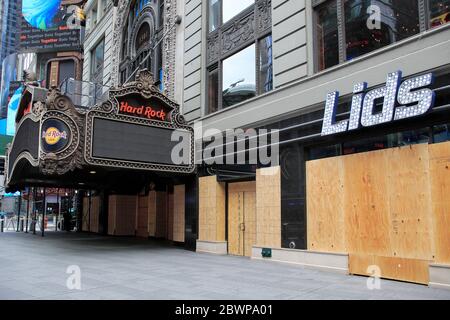 Die Fenster des Hard Rock Cafés und der Geschäfte am Times Square gingen nach einer weiteren Nacht des Vandalismus und Plünderer, die die Proteste gegen den Tod von George Floyd als Gelegenheit nutzen, Chaos zu verursachen. Manhattan, New York City, USA 2. Juni 2020 Stockfoto