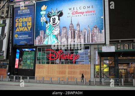 Die Fenster des Disney-Stores auf dem Times Square gingen nach einer weiteren Nacht voller Vandalismus und Plünderer an Bord, die die Proteste gegen den Tod von George Floyd als Gelegenheit nutzen, Chaos zu verursachen. Manhattan, New York City, USA 2. Juni 2020 Stockfoto