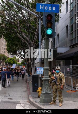 Los Angeles, USA, 3. Juni 2020. Demonstranten marschieren von Soldaten der Nationalgarde an der Kreuzung von Hope und 6th Street. Kredit: Jim Newberry/Alamy Live News. Stockfoto