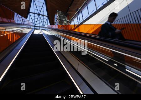 Schulkind auf Smartphone auf Rolltreppe Reisen auf Sydney Metro Norwest Station Driverless Stockfoto