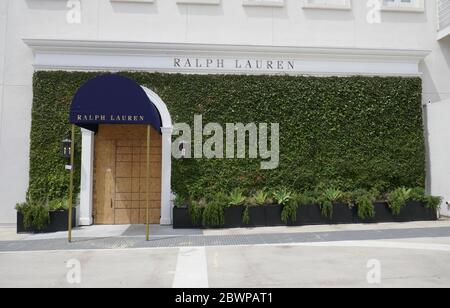 Beverly Hills, Kalifornien, USA 2. Juni 2020 EIN allgemeiner Blick auf die Atmosphäre von Ralph Lauren stieg am 2. Juni 2020 während der Coronavirus Covid-19 Pandemie in Beverly Hills, Kalifornien, USA, auf den Rodeo Drive ein. Foto von Barry King/Alamy Live News Stockfoto