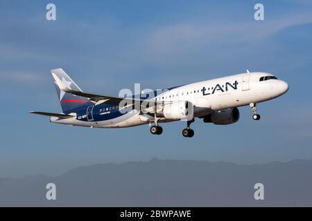 Santiago, Chile. März 2019. Ein Airbus 320 von LAN Airlines landet am Flughafen Santiago. Kredit: Fabrizio Gandolfo/SOPA Images/ZUMA Wire/Alamy Live News Stockfoto