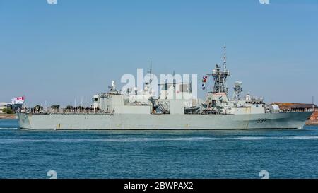 Das Kriegsschiff der Royal Canadian Navy HMCS Fredericton (FFH327), das am 2. Juni 2020 in Portsmouth, Großbritannien, eintrifft, um einen Höflichkeitsbesuch zu machen. Stockfoto