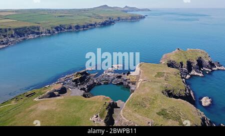 Luftaufnahme von Abereiddy, Blue Lagoon, überflutete alte Schiefermine, Meerblick, Pembrokeshire Coast National Park, Wales UK Stockfoto