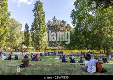 Paris, Frankreich - 2. Juni 2020: Die Pariser durften nach Ende der Sperre aufgrund von Covid-19 in öffentliche Parks zurückkehren Stockfoto