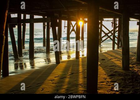 Sonnenuntergang unter einem Pier mit ätherischen Blick Stockfoto