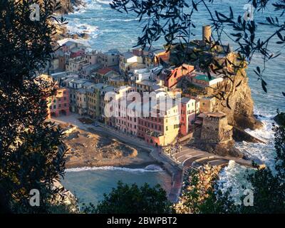 Vernazza von einem der verschiedenen Wege, die in der Cinque Terre, Italien, zu reisen gesehen werden kann. Stockfoto