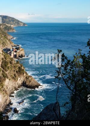 Vernazza von einem der verschiedenen Wege, die in der Cinque Terre, Italien, zu reisen gesehen werden kann. Stockfoto