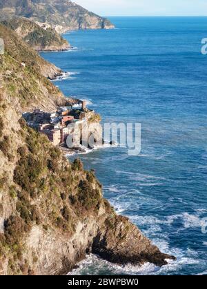 Vernazza von einem der verschiedenen Wege, die in der Cinque Terre, Italien, zu reisen gesehen werden kann. Stockfoto