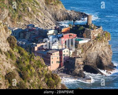 Vernazza von einem der verschiedenen Wege, die in der Cinque Terre, Italien, zu reisen gesehen werden kann. Stockfoto