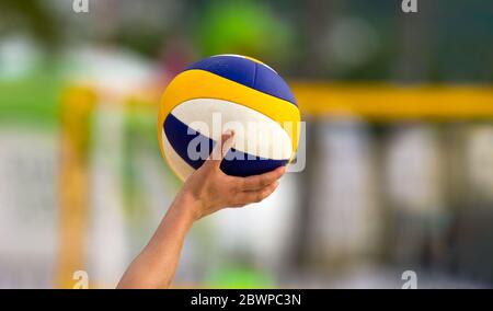 Ein männlicher Beach Volleyball Spieler ist immer bereit, den Ball zu servieren Stockfoto