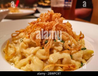 Hausgemachte süddeutsche Pasta, gebacken mit Käse, Zwiebeln und Knoblauch Stockfoto