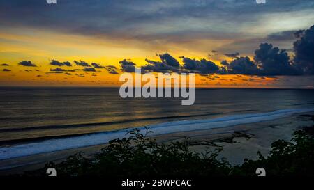 Wunderschöne Aussicht auf den Strand, Bäume und Sonnenuntergang Himmel von der Spitze der Klippe Stockfoto