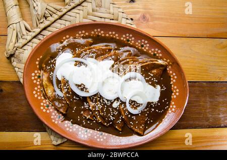 Authentische mexikanische Enchiladas mit Maulwurf Stockfoto