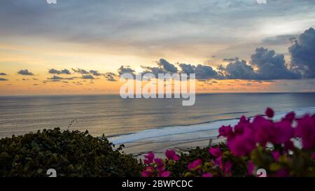 Wunderschöne Aussicht auf den Strand, Bäume und Sonnenuntergang Himmel von der Spitze der Klippe Stockfoto