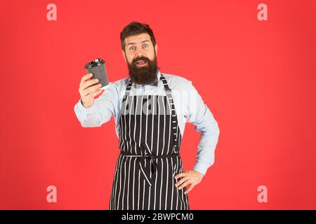 Reife qualifizierte Barista in Schürze. Am besten nehmen Kaffee. Kaffee zu gehen. Bartender mit Pappbecher. Guten Morgen Kaffee. Frische energetische Getränk. Chef Mann empfehlen Getränk. Stockfoto
