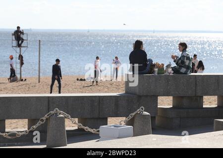 Sankt Petersburg, Russland. Mai 2020. Menschen genießen, wie sie auf den Räumlichkeiten des geschlossenen Park 300 Jahre Sankt Petersburg als eine Maßnahme zur Verhinderung der Ausbreitung des Coronavirus während der Krise 19 covid ausruhen. Kredit: Sergei Mikhailichenko / SOPA Images / ZUMA Wire / Alamy Live News Stockfoto