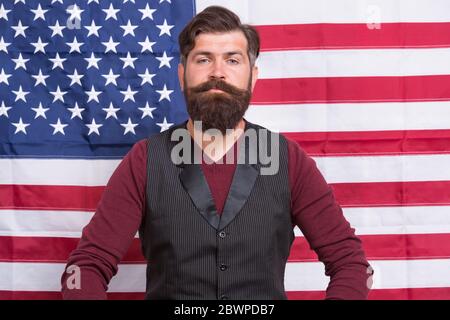 Selbstbewusster reifer Mann an amerikanischer Flagge. Bärtiger Mann studieren englisch. 4. juli. Unabhängigkeitstag. Feier der Freiheit. Patriotische Bildung. Rechtssystem in amerika. In jeder Hinsicht befreit. Stockfoto