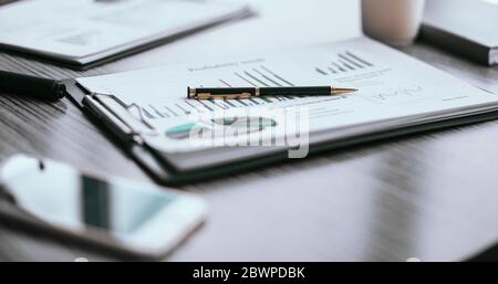 Nahaufnahme. Finanzdiagramm am Büroschreibtisch. Stockfoto