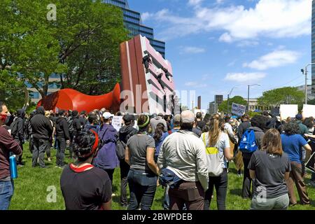 Die weltgrößte Gummimarke wird von Antifah im Willard Park in Cleveland, Ohio während der Black Lives Matter Bewegung geklettert. Stockfoto