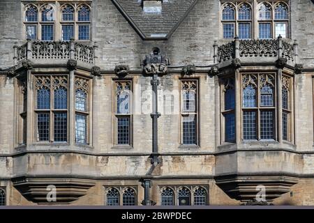 OXFORD, ENGLAND - 28. SEPTEMBER 2016: Wasserspeier und Bleiglasfenster blicken von einer der alten Oxford Colleges auf die Straße. Stockfoto