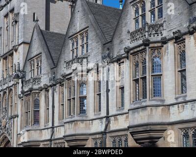 OXFORD, ENGLAND - 28. SEPTEMBER 2016: Wasserspeier und Bleiglasfenster blicken von einer der alten Oxford Colleges auf High auf die Straße Stockfoto