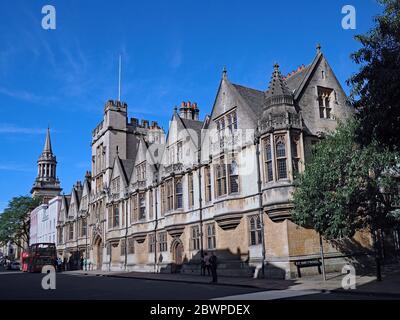 OXFORD, ENGLAND - 28. SEPTEMBER 2016: Wasserspeier und Bleiglasfenster blicken von einer der alten Oxford Colleges auf High auf die Straße Stockfoto