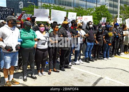 Demonstranten bereiten sich auf den marsch entlang Lakeside Ave. In Cleveland, Ohio, um gegen die Ermordung schwarzer Menschen durch die Polizei in den USA zu protestieren. Stockfoto