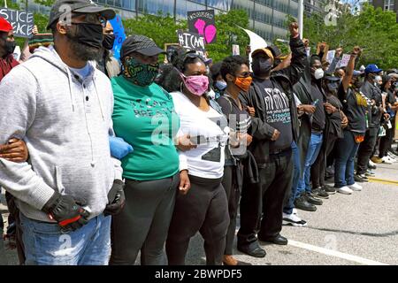 Die Waffen werden gesperrt, während sich die Demonstranten in der Bewegung Black Lives Matter darauf vorbereiten, die Lakeside Avenue in Cleveland, Ohio, USA, zu erreichen. Stockfoto