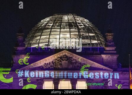 Berlin, Deutschland. Juni 2020. Greenpeace-Aktivisten Projekt '#NoMoney for Yesterday' auf dem Reichstag. Kredit: Christophe Gateau/dpa/Alamy Live News Stockfoto