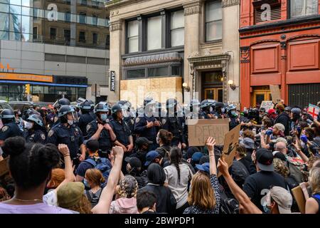 Demonstranten und Polizei bei einem marsch für George Floyd in Lower Manhattan am 2020. Viele der Demonstranten hatten ein Knie ergriffen und skandierten, dass die Polizei dasselbe tun sollte. Stockfoto