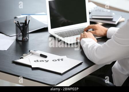 Papier mit Text TAG AUF dem Tisch des jungen Geschäftsmannes im Büro Stockfoto
