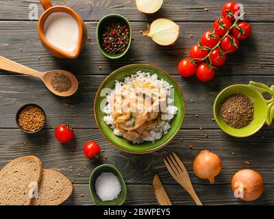 Schüssel mit leckeren Rind Stroganoff und Reis auf dem Tisch Stockfoto