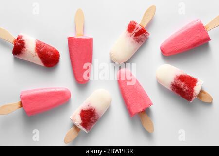 Leckeres Erdbeereis auf hellem Hintergrund Stockfoto